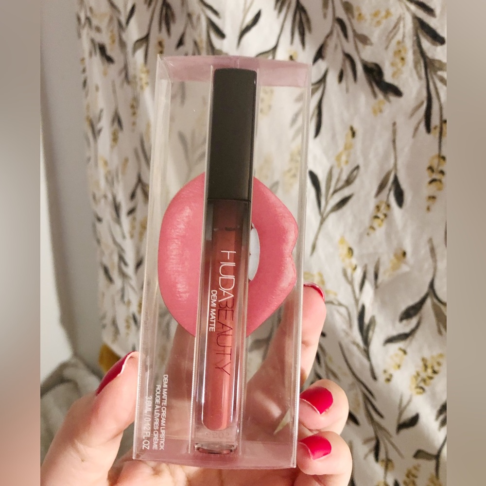 Huda Beauty Demi matte cream lipstick
